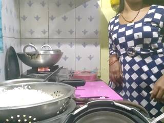 Indiškas bhabhi cooking į virtuvė ir brolis į teisė. | xhamster