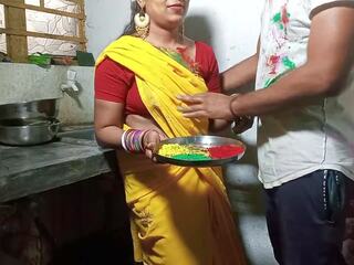 Holi par beguiling bhabhi ko color lagakar keuken staan par | xhamster