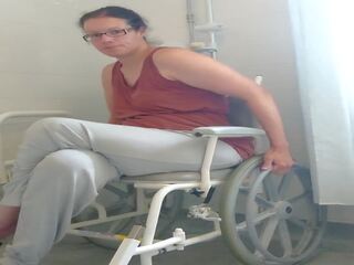 Paraplegic brunett purplewheelz brittiska momen jag skulle vilja knulla kissar i den dusch | xhamster