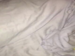 Encuentro o mi sobrina b&period; ro mi cama y mă aprovecho de ella y mă corro dentro de ella