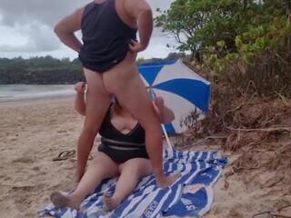 Hembusan halus orang suka seks beberapa kali di depan dari peselancar di itu pantai | xhamster