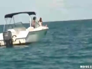 二 女孩 上 一 遊艇 spied 上 和 拍著