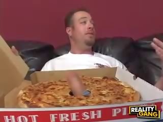 मिल्फ साथ बड़ा टिट्स देता है एक ब्लोजॉब को एक पिज़्ज़ा delivery adolescent