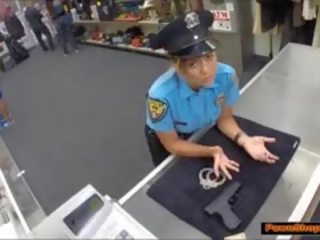 Latina policists vids no viņai pakaļa par nauda
