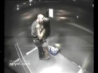 두 데 섹스 비디오 에 호텔 elevator 도착 겁에 질린 에 숨겨진 카메라