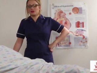 Inglesa enfermeira voyeur instructing submarino paciente
